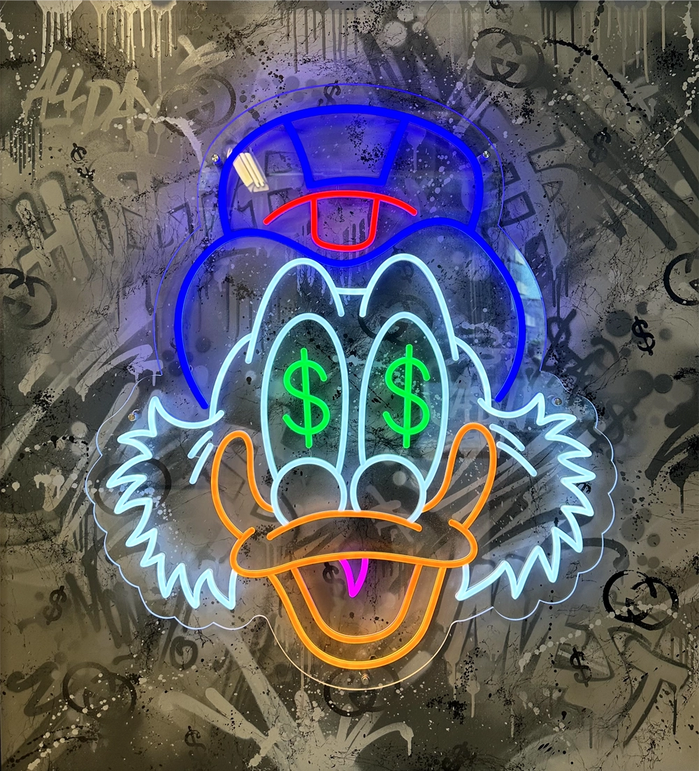 All eyes on me er en lysinstallasjon på treplate som er graffiti sprayet. 