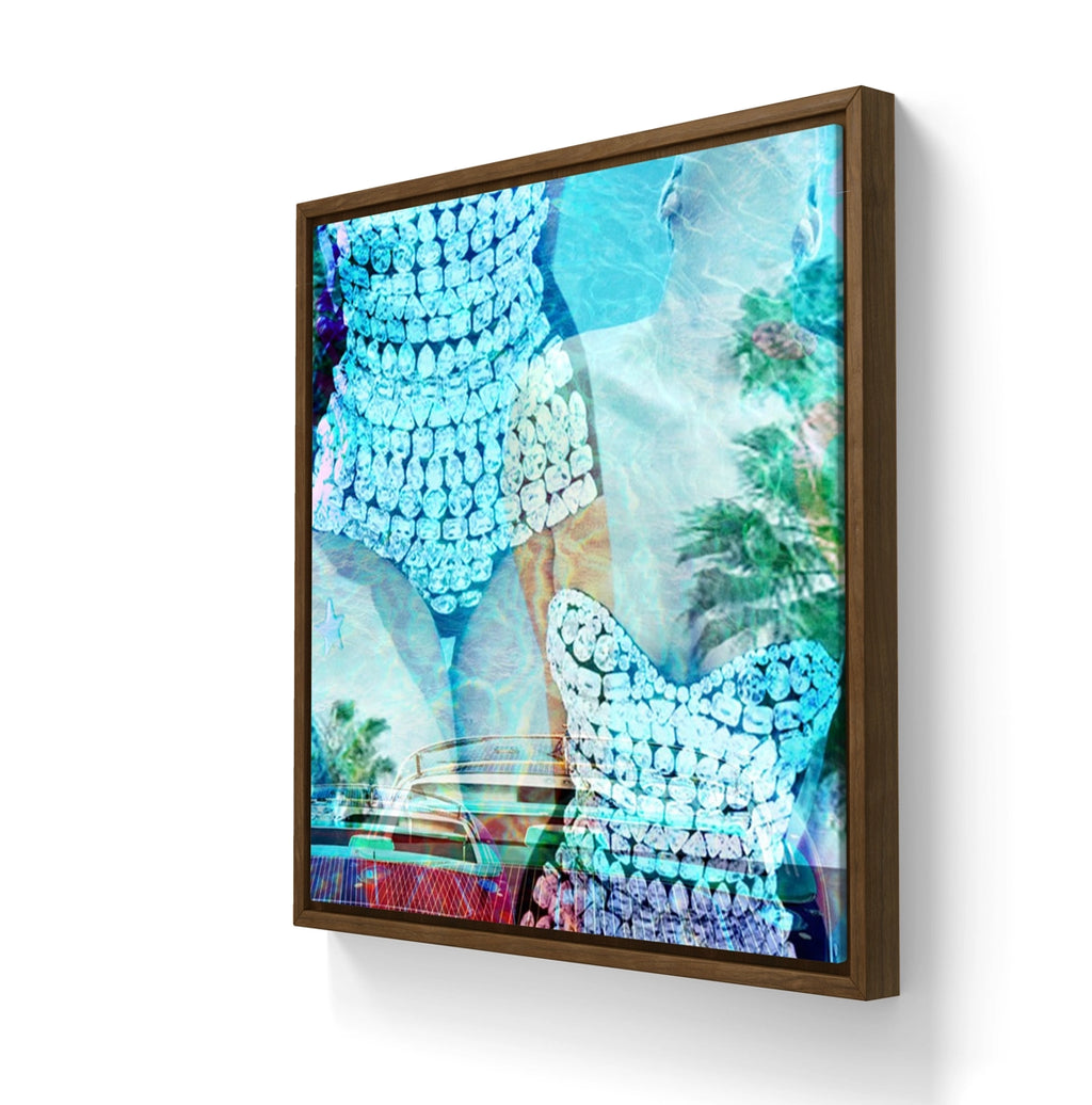 Kunstverket "Coco Riva" leveres med en mørkoljet rammet. 