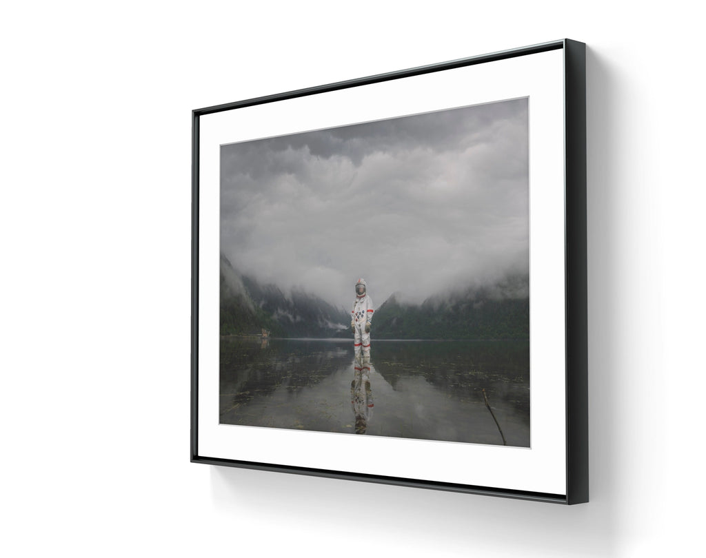 Fine art fotokunsttrykket "Dalen" leveres ferdig innrammet med en sort ramme.