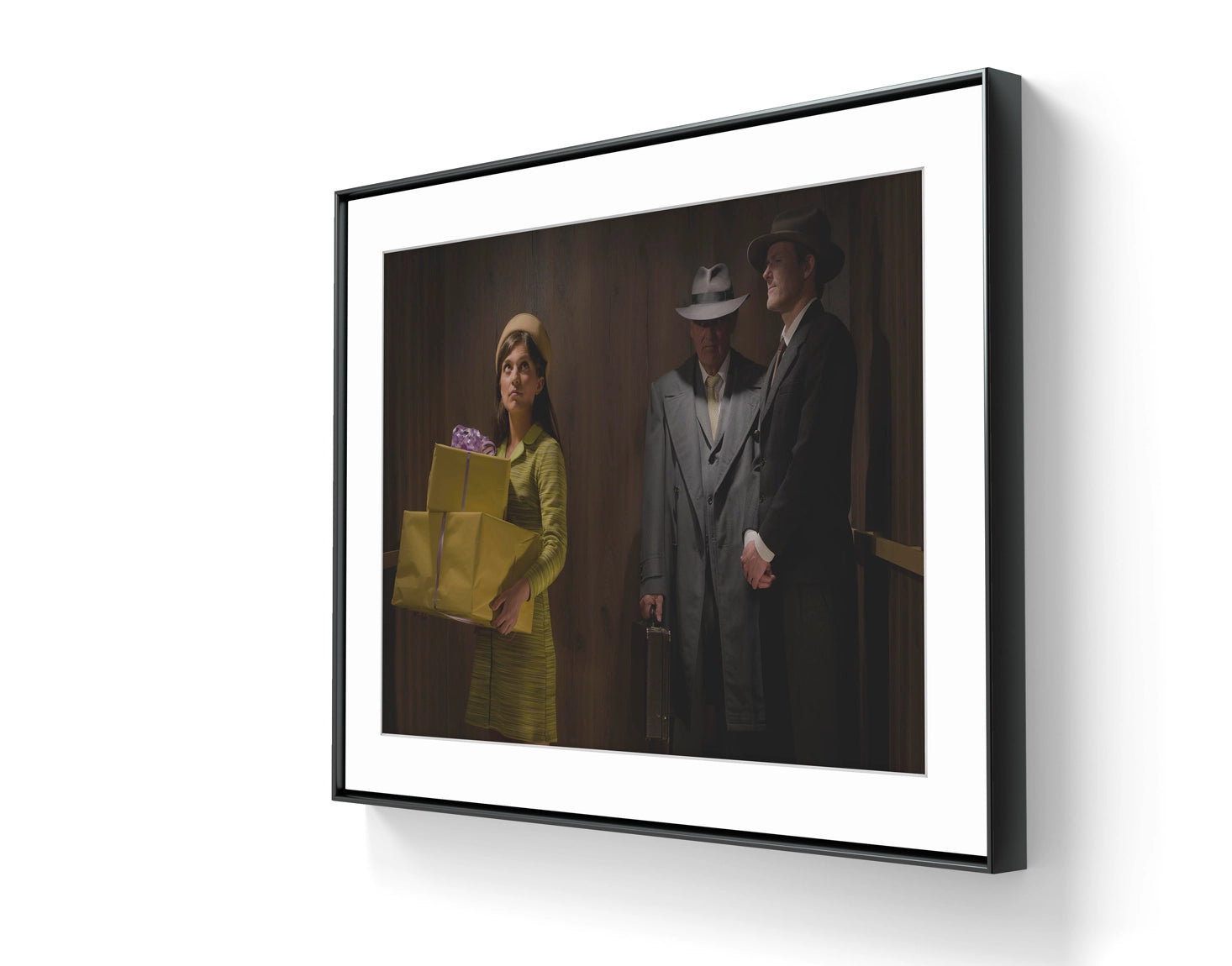 Fine art fotokunsttrykket "Elevator Music" leveres ferdig innrammet med en sort ramme og hvit passepartout. 