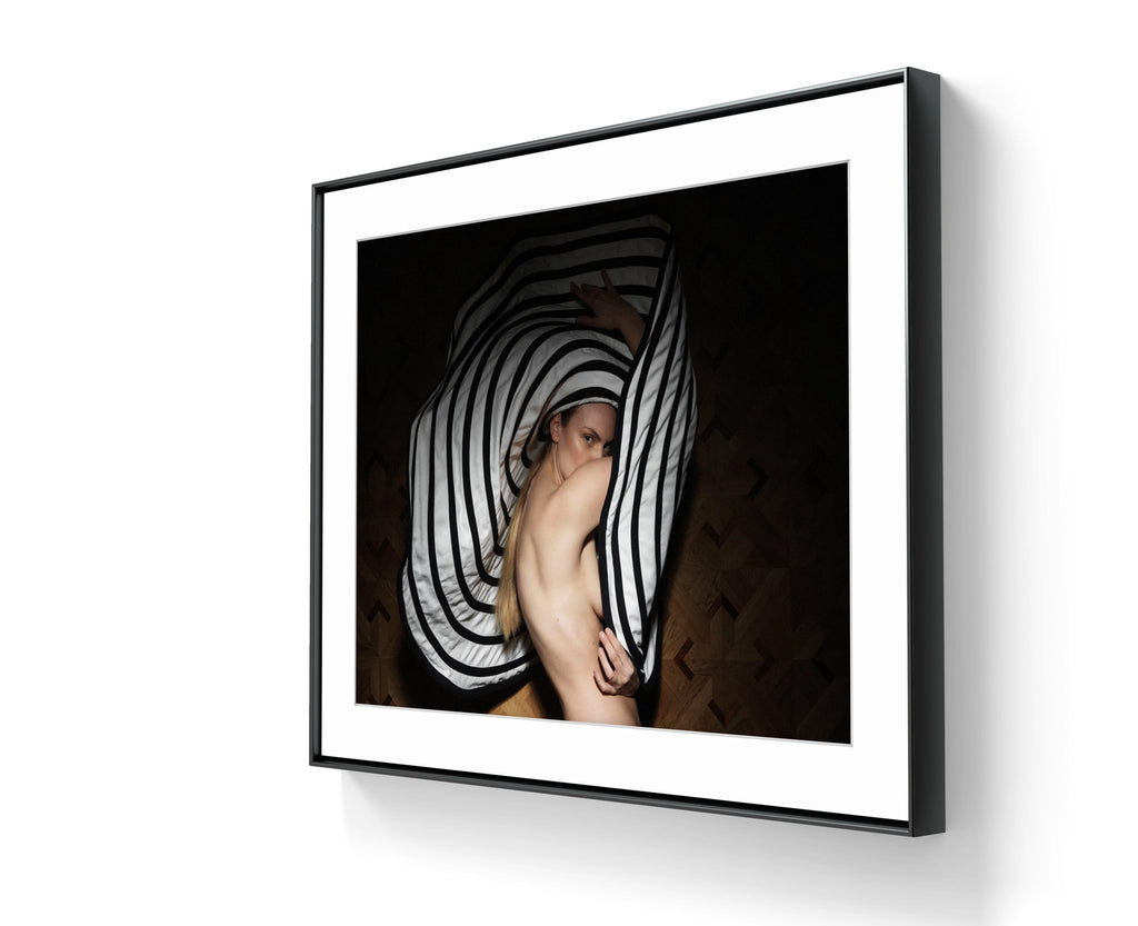 Fine art fotokunsttrykket "Entheogen VII" leveres ferdig innrammet. 