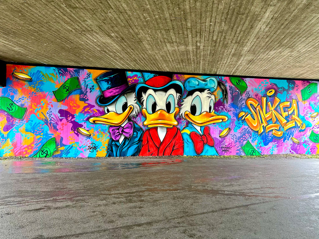 "Feathers of Fortune" kan du finne som et veggmaleri på Kolbotn. 