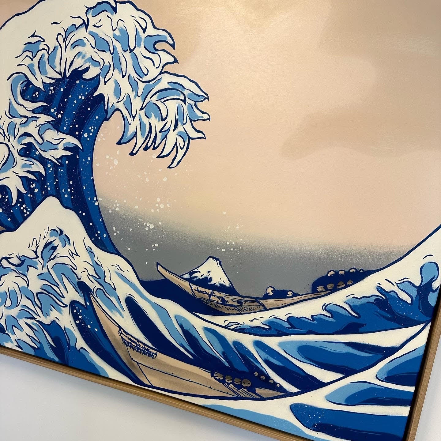 Kunstverket er laget med spray på lerret