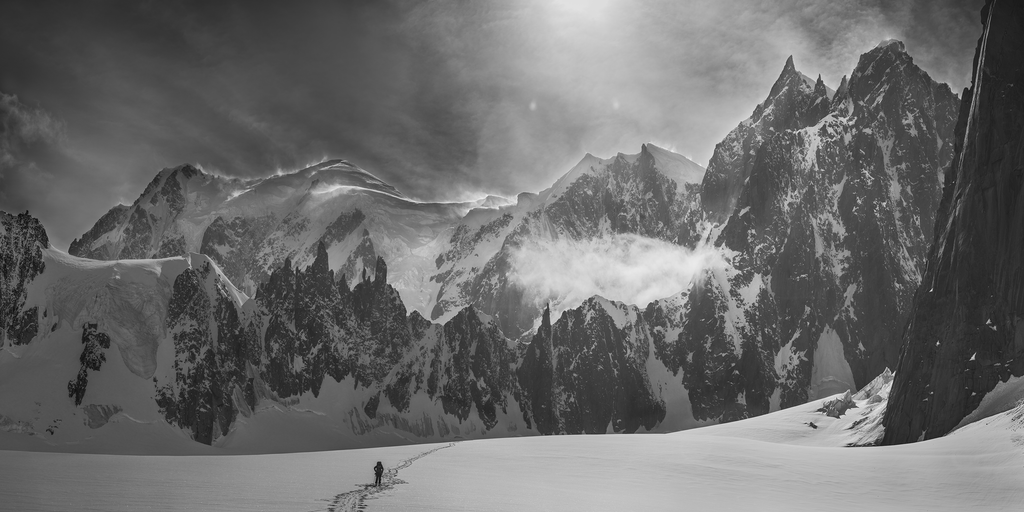 "High Frontier" kommer i tre ulike størrelser på kunstpapir med høyglans. 