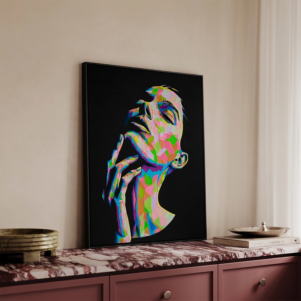 Kunstverket "Josephine" kommer ferdig innrammet med en sort ramme.