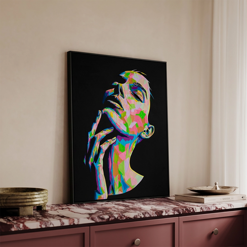Kunstverket "Josephine" kommer ferdig innrammet med en sort ramme.