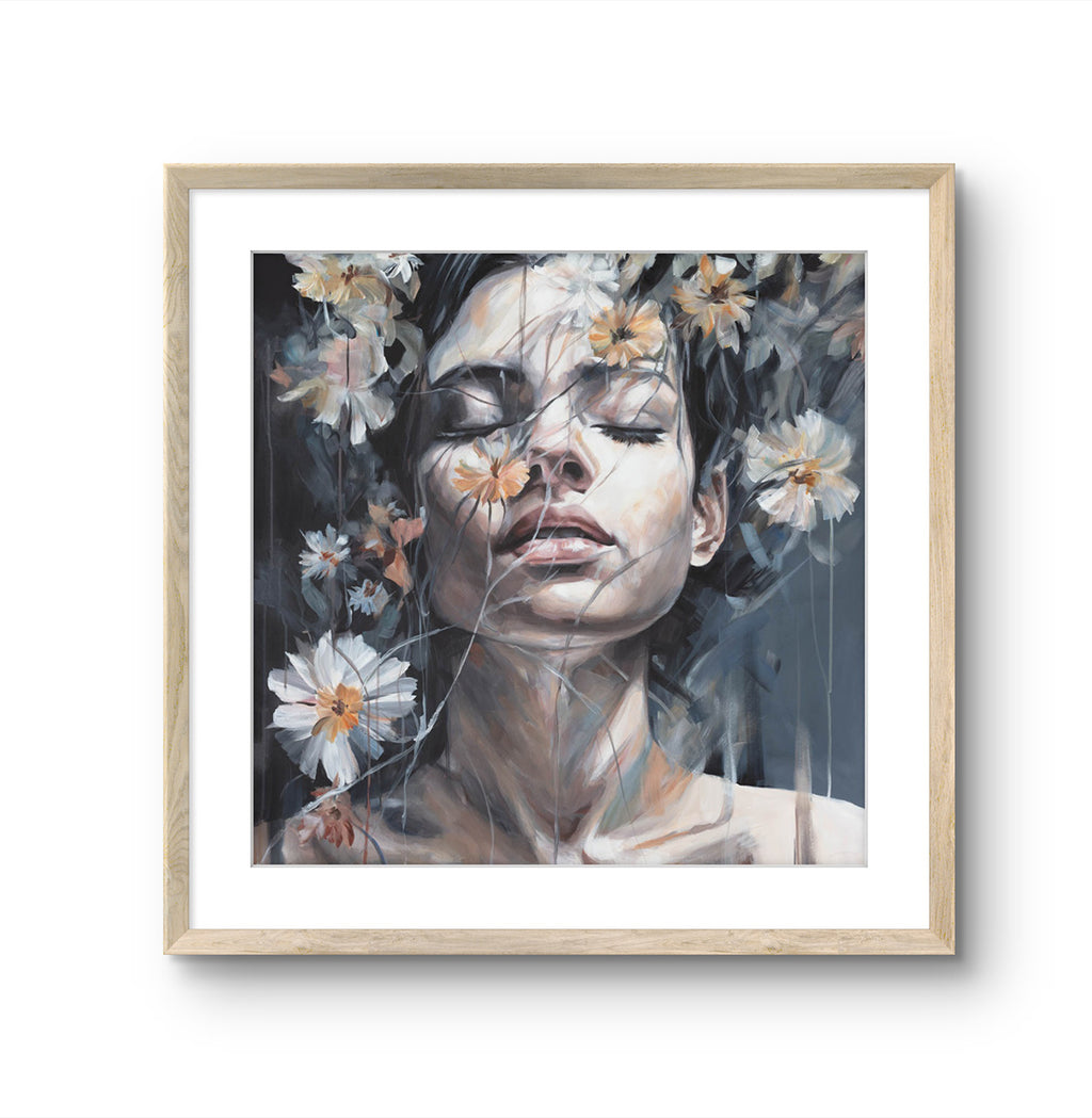 Fine art giclée trykket "Just bee" kommer i tre ulike størrelser, hvorav to av dem er på kunstpapir.