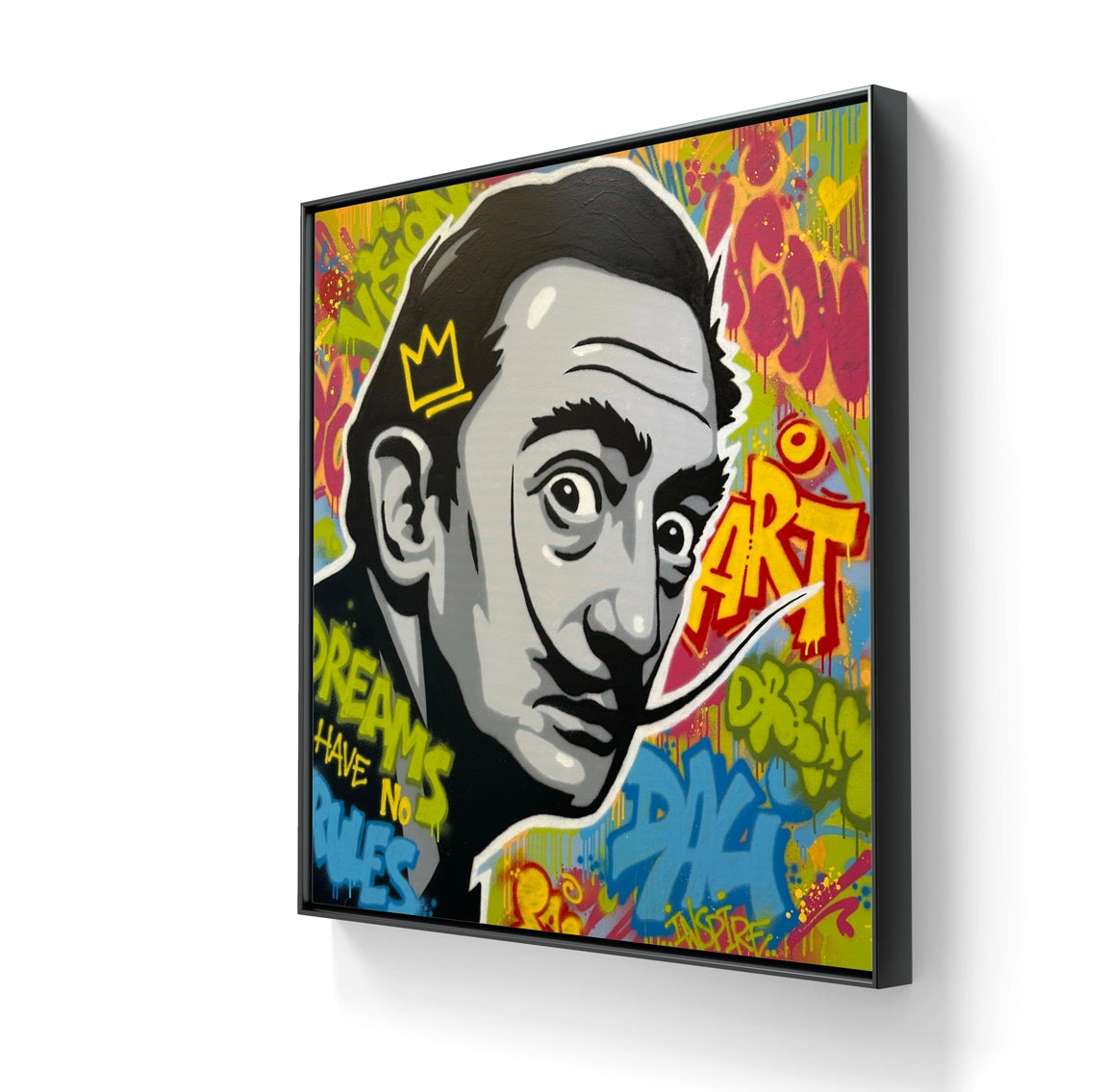 "King Dali" kommer i størrelsen 100 x 100 cm og er innrammet med sort ramme. 