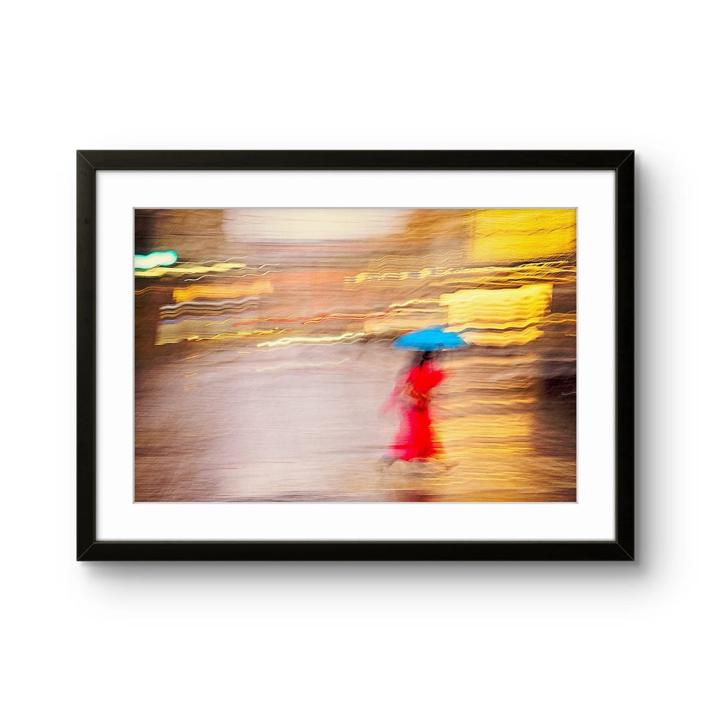 Fine art fotokunsttrykket "Lady in Red" av kunstfotografen Douglas Carr, signert og nummerert i begrenset opplag. 