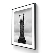 Fine art fotokunsttrykket "Liberty" leveres ferdig innrammet.