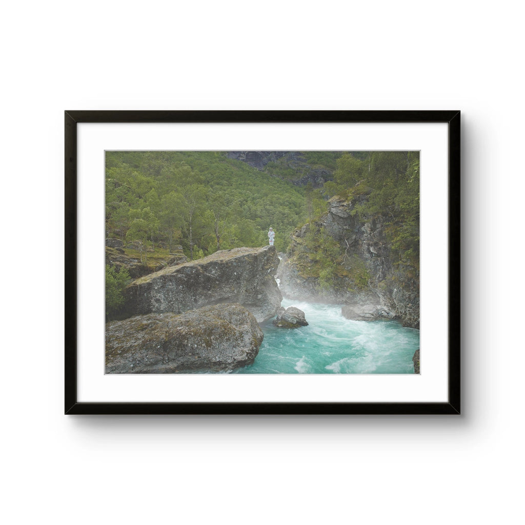 Fine art fotokunsttrykket "Mørkridalen" av den norske fotografen Ole Marius Jørgensen, signert og nummerert i et begrenset opplag. Kunsttrykket kommer i to ulike størrelser.