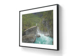 Fine art fotokunsttrykket "Mørkridalen" leveres ferdig innrammet. 