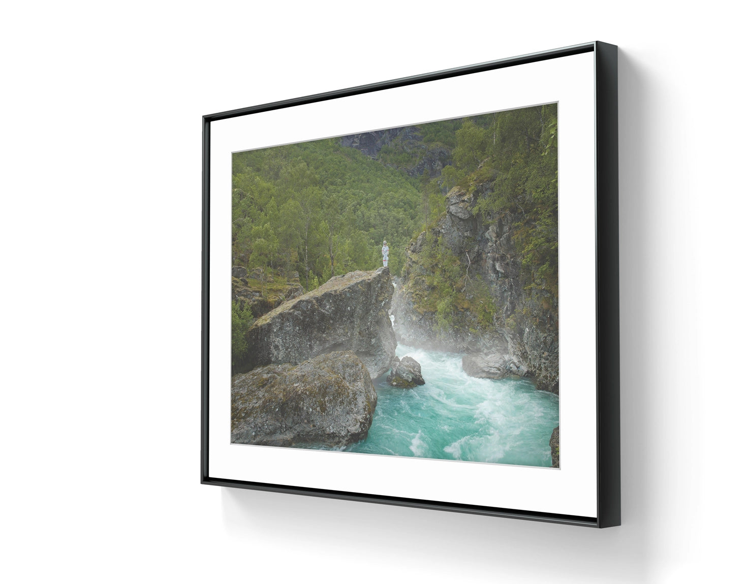 Fine art fotokunsttrykket "Mørkridalen" leveres ferdig innrammet. 