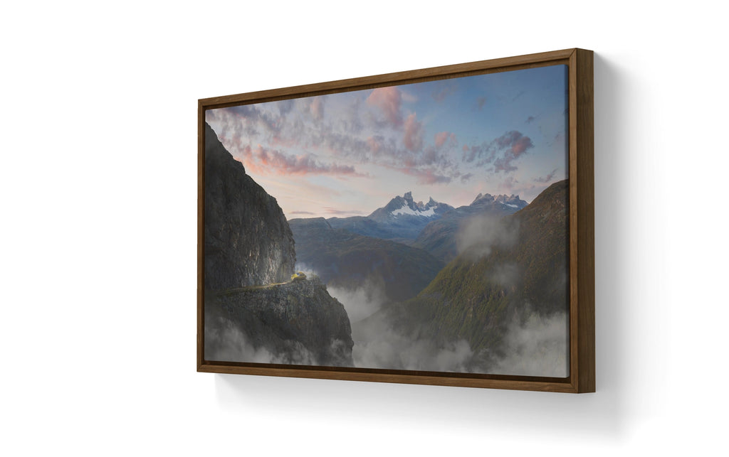 Fine art fotokunsttrykket "On Two Wheels" leveres ferdig innrammet med en ramme av valnøtt.