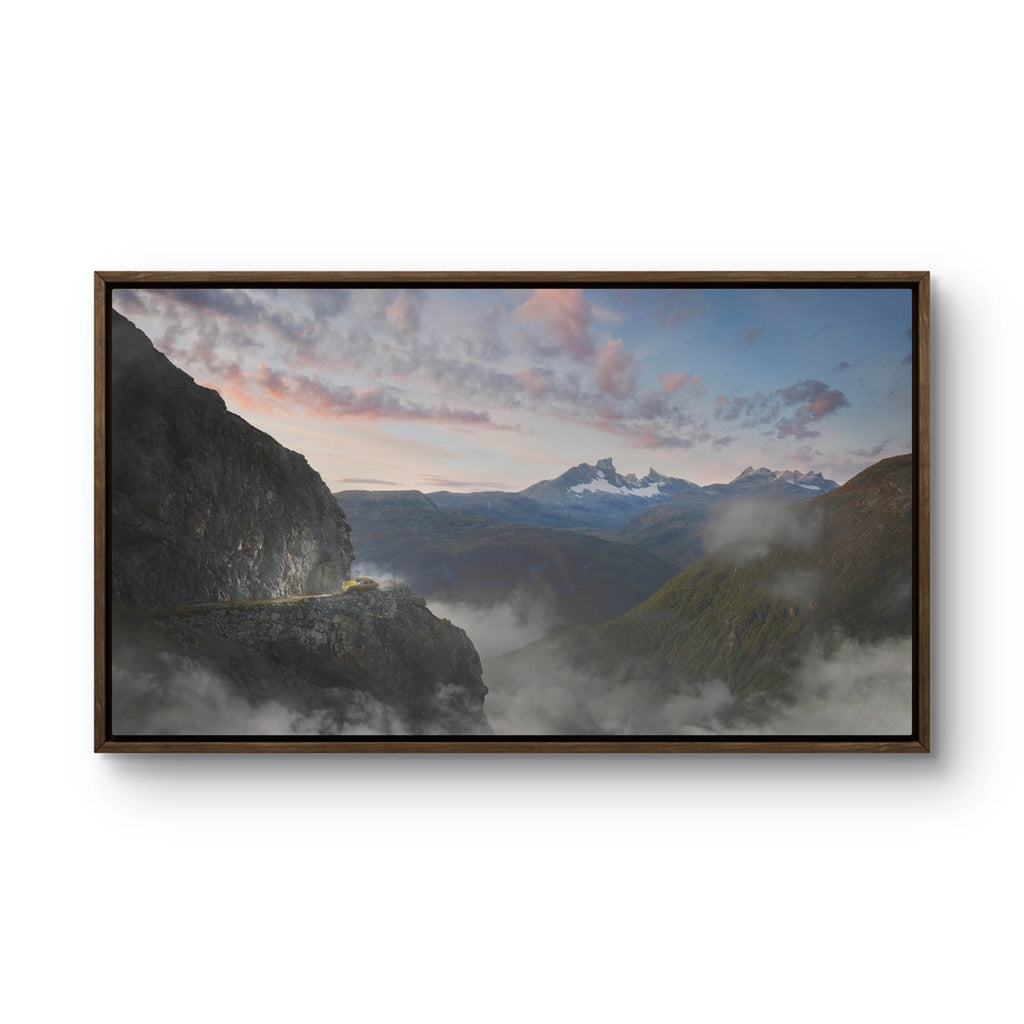 Fine art fotokunsttrykket "On Two Wheels" av den norske fotografen Ole Marius Jørgensen, signert og nummerert i et begrenset opplag.