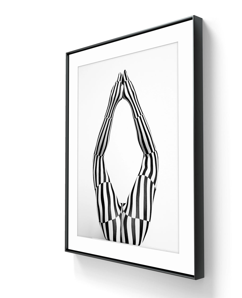 Fine art fotokunsttrykket "Pantyhose 2" leveres ferdig innrammet. 