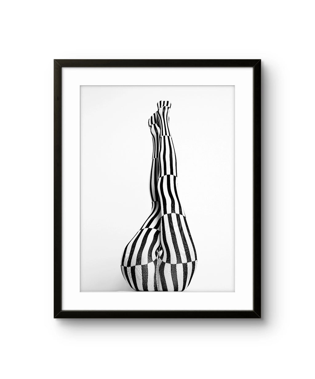 Fine art fotokunsttrykket "Pantyhose 4" av den norske fotografen Dag Knudsen, signert og nummerert i et begrenset opplag.