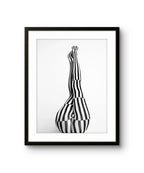Fine art fotokunsttrykket "Pantyhose 4" av den norske fotografen Dag Knudsen, signert og nummerert i et begrenset opplag.