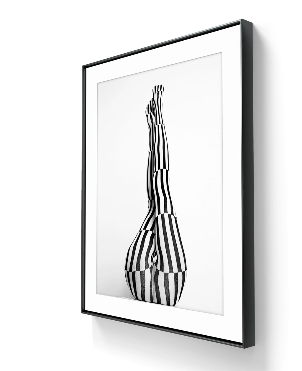 Fine art fotokunsttrykket "Pantyhose 4" leveres ferdig innrammet