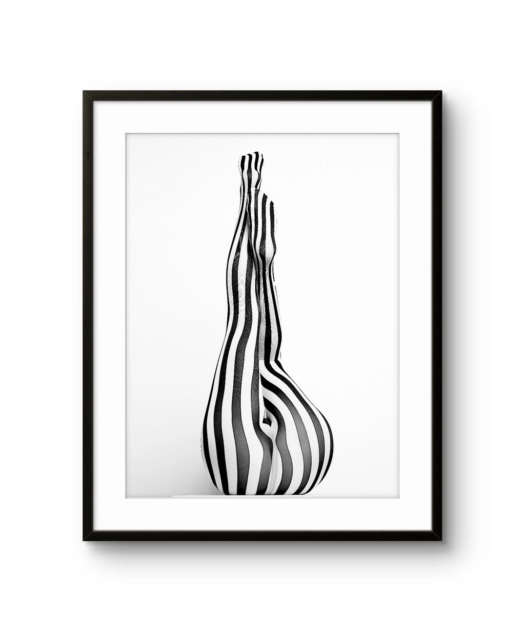 Fine art fotokunsttrykket "Pantyhose 7" av den norske fotografen Dag Knudsen, signert og nummerert i et begrenset opplag.