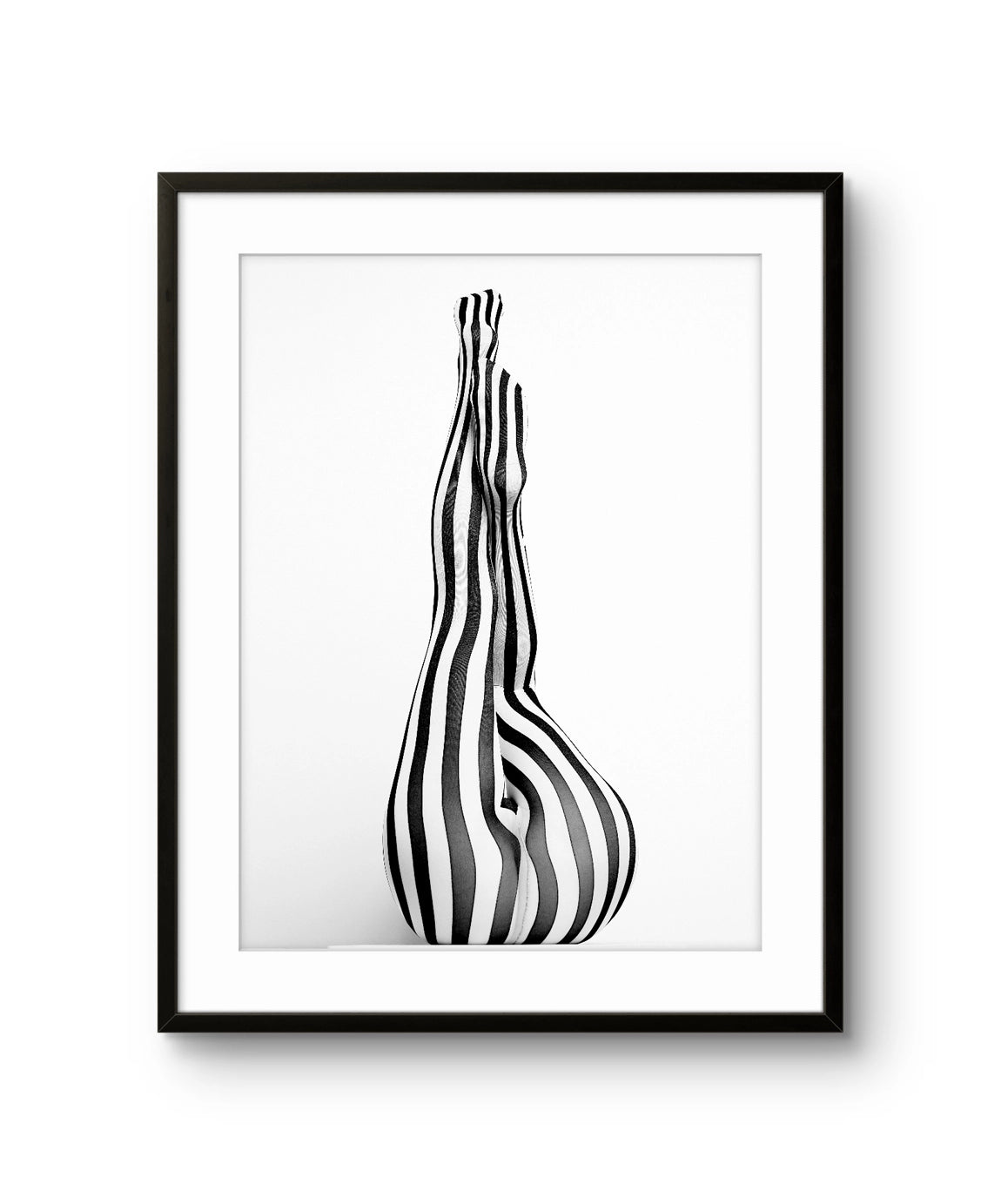 Fine art fotokunsttrykket "Pantyhose 7" av den norske fotografen Dag Knudsen, signert og nummerert i et begrenset opplag.