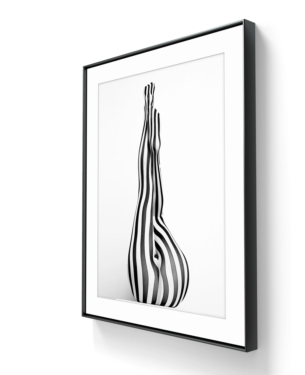 Fine art fotokunsttrykket "Pantyhose 7"  leveres ferdig innrammet. 