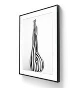 Fine art fotokunsttrykket "Pantyhose 7"  leveres ferdig innrammet. 
