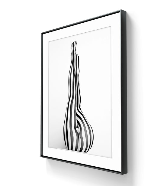 Fine art fotokunsttrykket "Pantyhose 7"  leveres ferdig innrammet. 