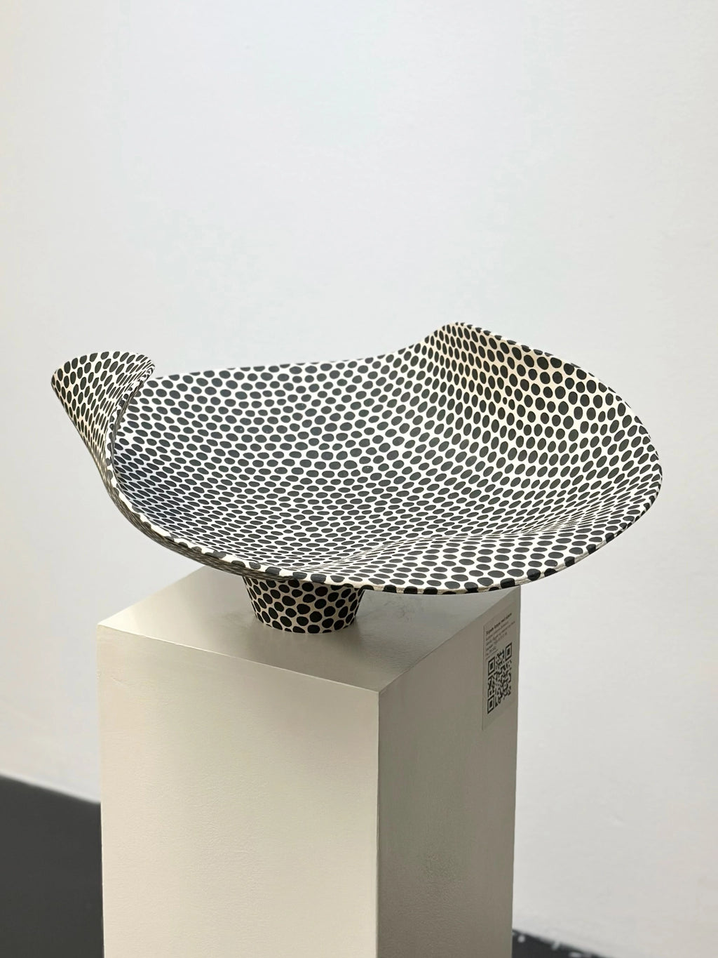 "Prikkete fat" er laget for hånd med hvit steingodsleire og sort glasur