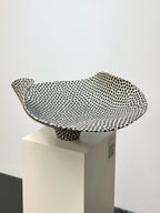 "Prikkete fat" er laget for hånd med hvit steingodsleire og sort glasur