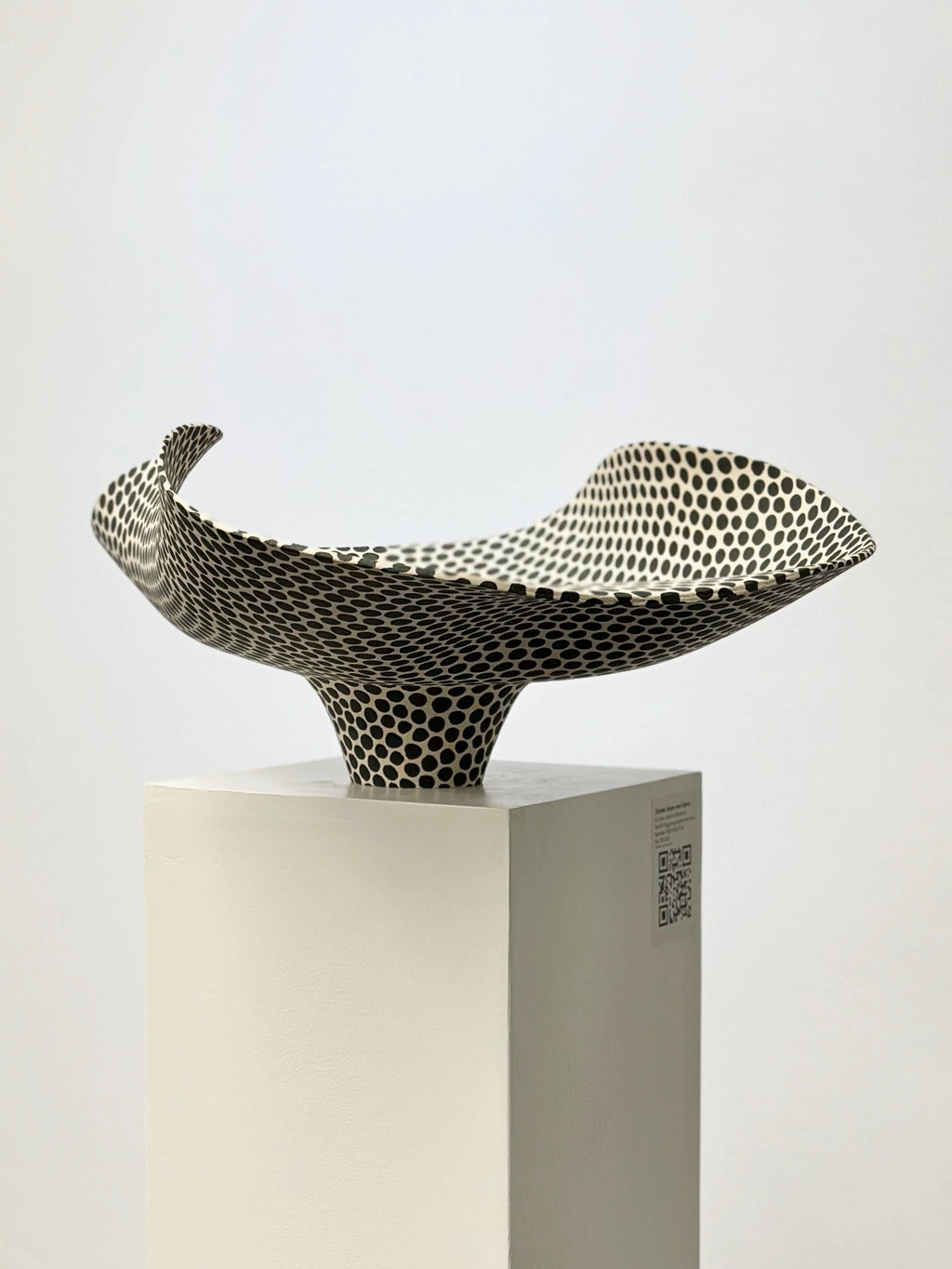 Størrelse: H:20 B:51 D:36 - prikkete fat av Johanne Birkeland