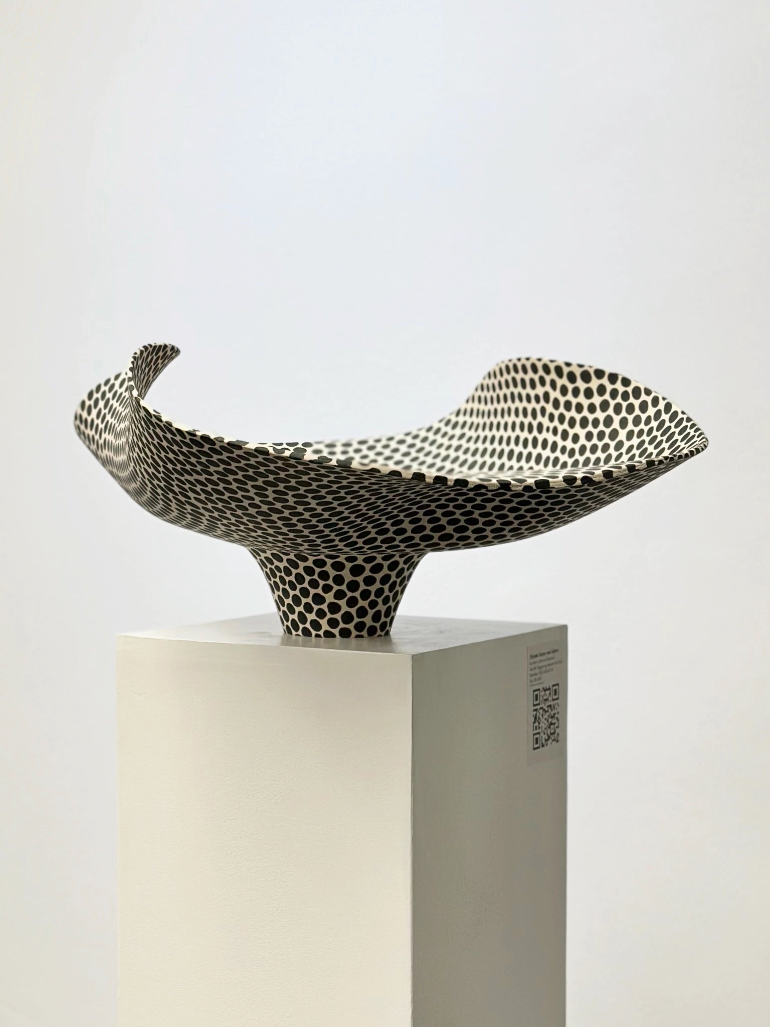 Størrelse: H:20 B:51 D:36 - prikkete fat av Johanne Birkeland