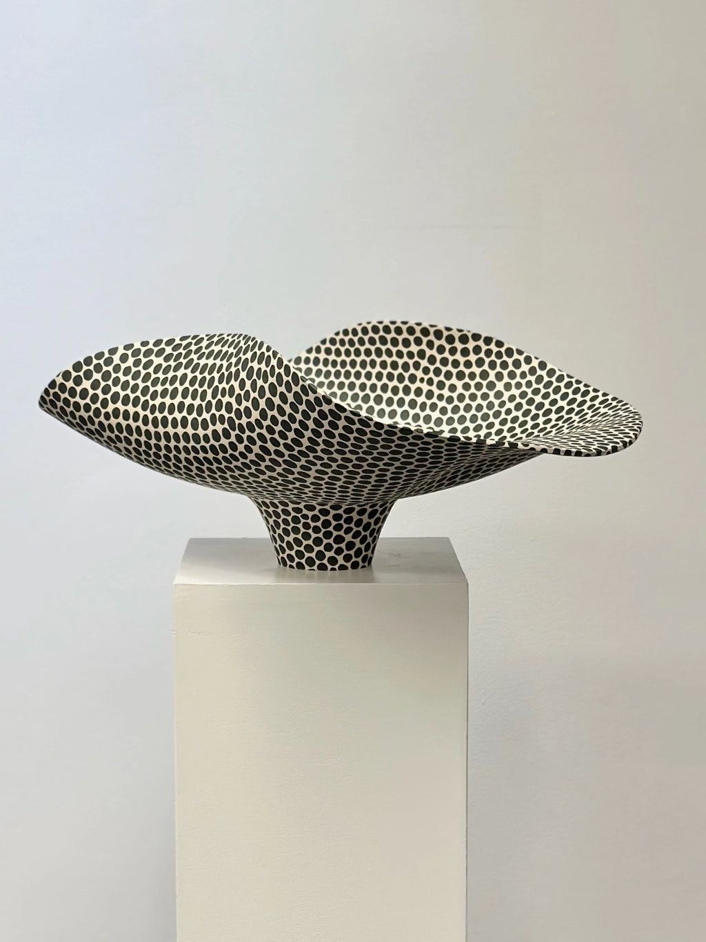 "Prikkete fat" av keramiker og kunstner Johanne Birkeland.