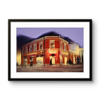 Fine art fotokunsttrykket "Red Haven" av kunstfotografen Douglas Carr, signert og nummerert i begrenset opplag.