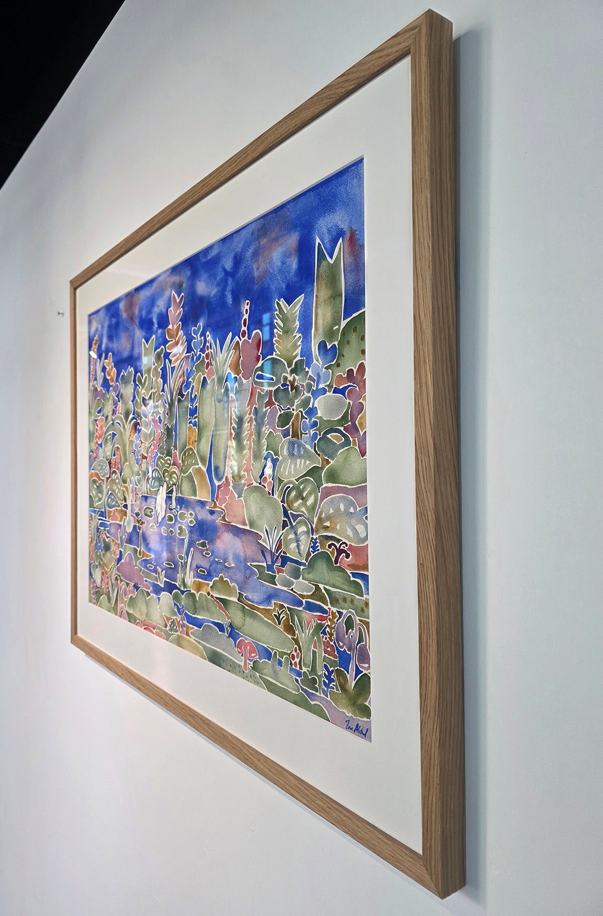 Maleriet "Shadows learning to bloom" leveres ferdig innrammet med eikeramme, hvit passepartout og kunstglass.