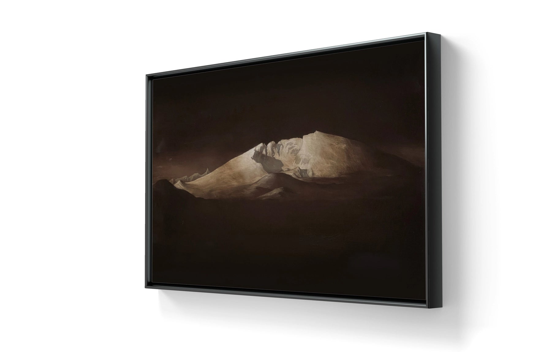 Maleriet "Snøhetta 2" leveres ferdig innrammet med sort treramme. 