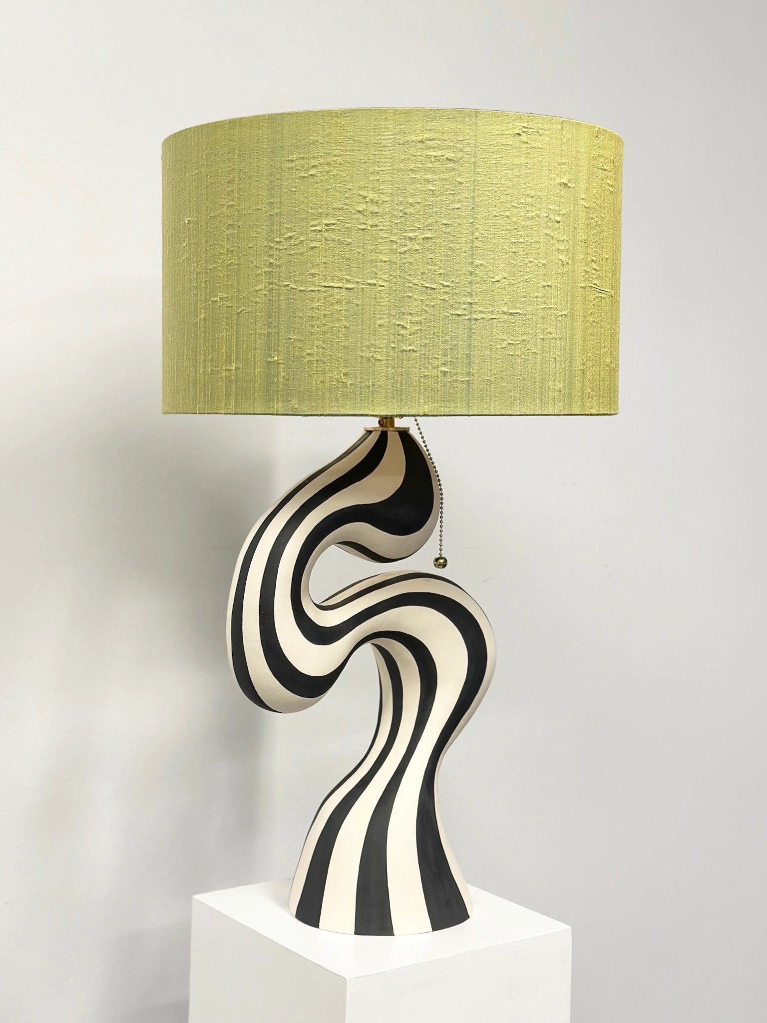 "Stripete lampe 1" av keramiker og kunstner Johanne Birkeland. Bygget og dekorert for hånd. Det finnes kun én unik "stripte lampe 1".