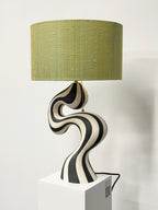 "Stripete lampe 1" er laget av keramikker Johanne Birkeland, kjent som Jossolini.