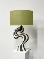 "Stripete lampe 1" leveres uten lampeskjerm.