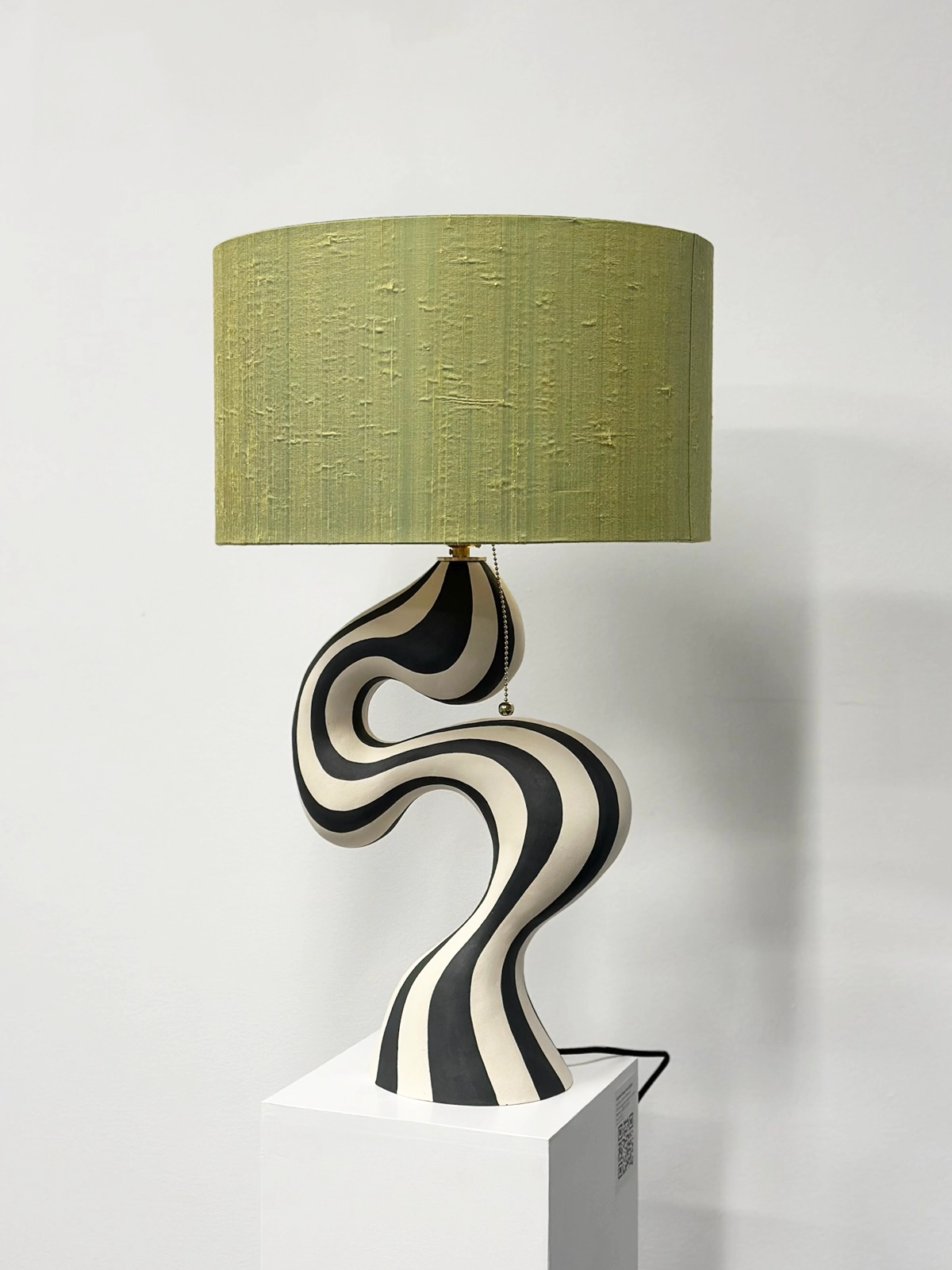 "Stripete lampe 1" leveres uten lampeskjerm.