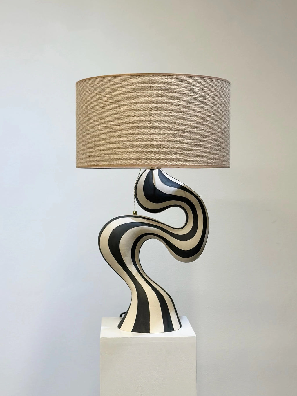 "Stripete lampe 2" av keramiker og kunstner Johanne Birkeland. Bygget og dekorert for hånd. Det finnes kun én unik "stripte lampe 2".