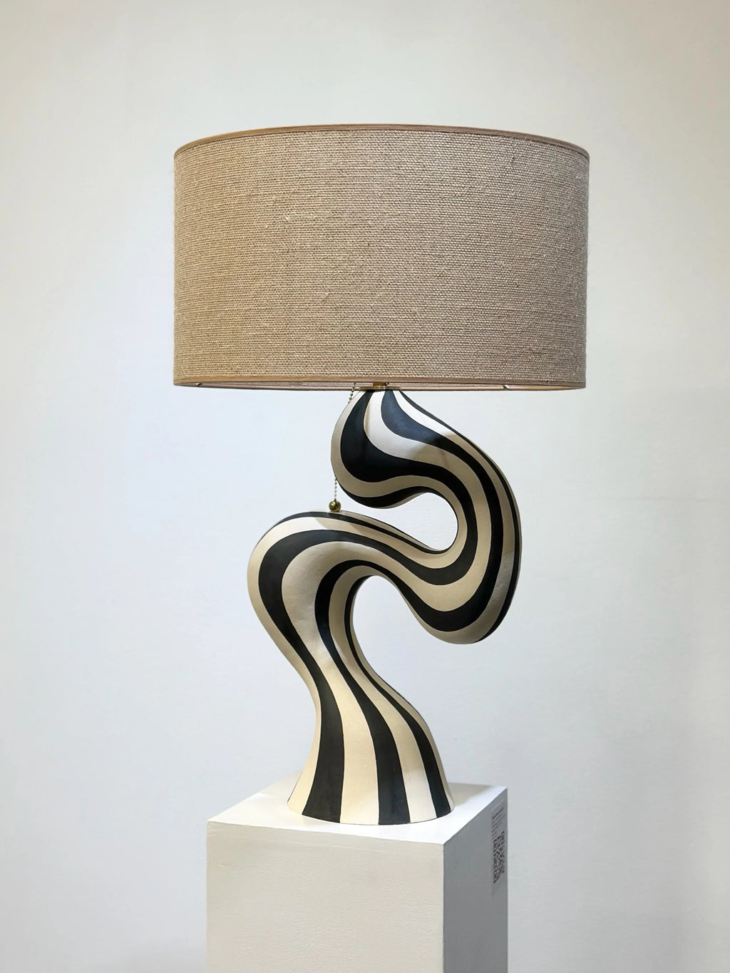 "Stripete lampe 2" er laget av keramikker Johanne Birkeland, kjent som Jossolini.