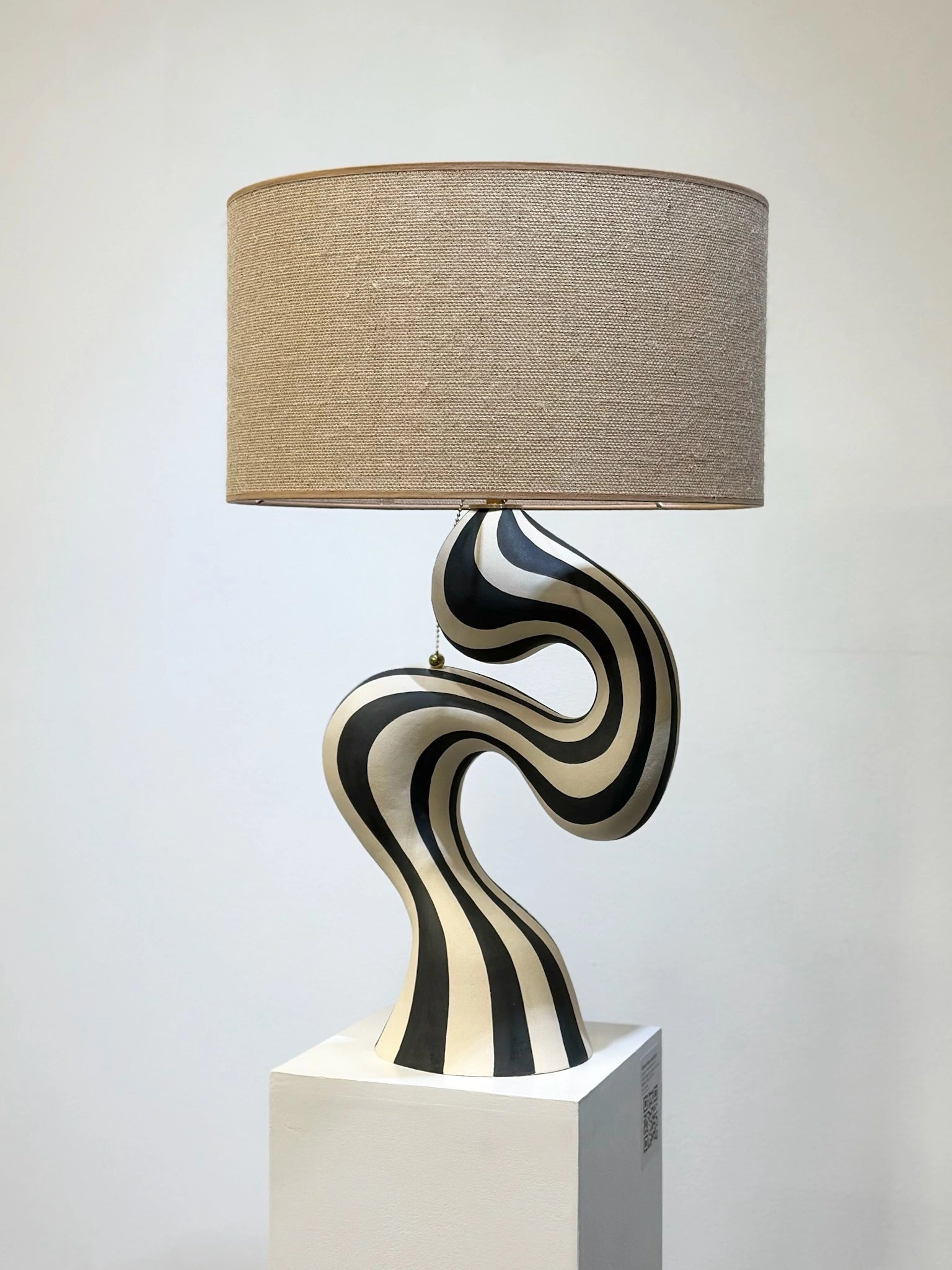 "Stripete lampe 2" er laget av keramikker Johanne Birkeland, kjent som Jossolini.