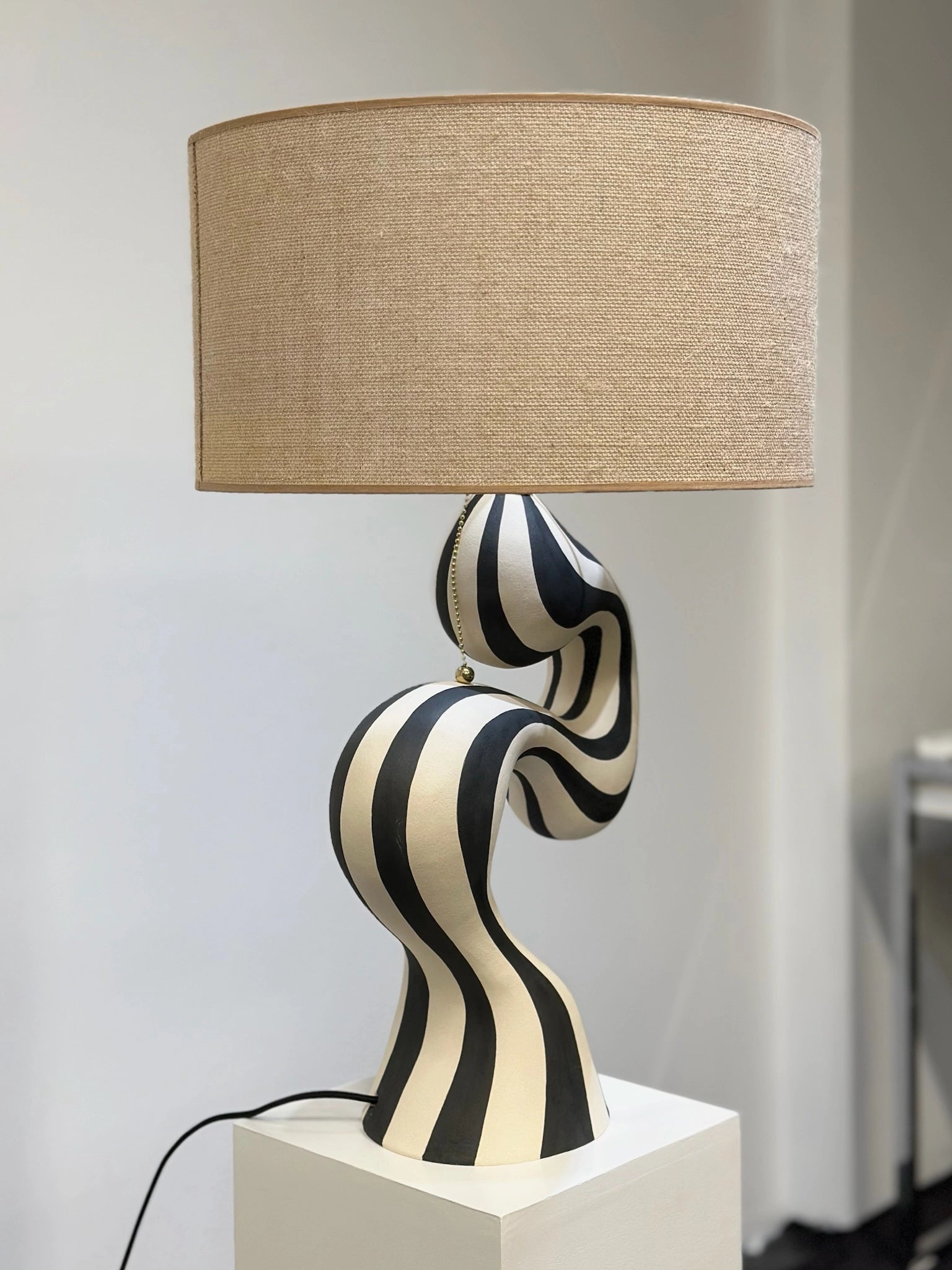 "Stripete lampe 2" er laget av keramikker Johanne Birkeland, kjent som Jossolini.