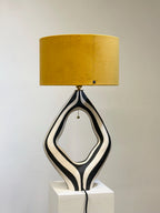 "Stripete lampe med skjerm 1" av keramiker og kunstner Johanne Birkeland. Bygget og dekorert for hånd.