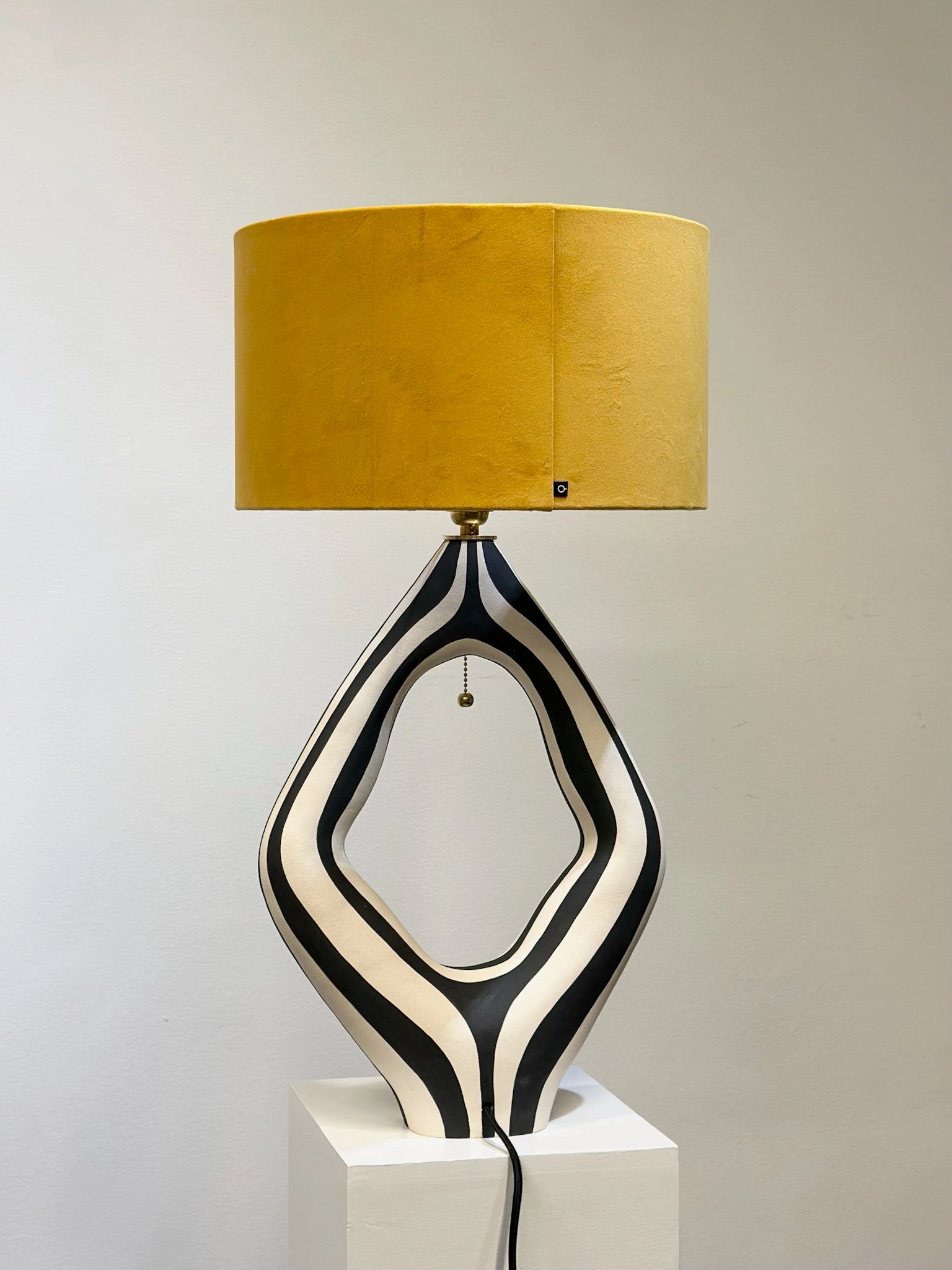 "Stripete lampe med skjerm 1" av keramiker og kunstner Johanne Birkeland. Bygget og dekorert for hånd.