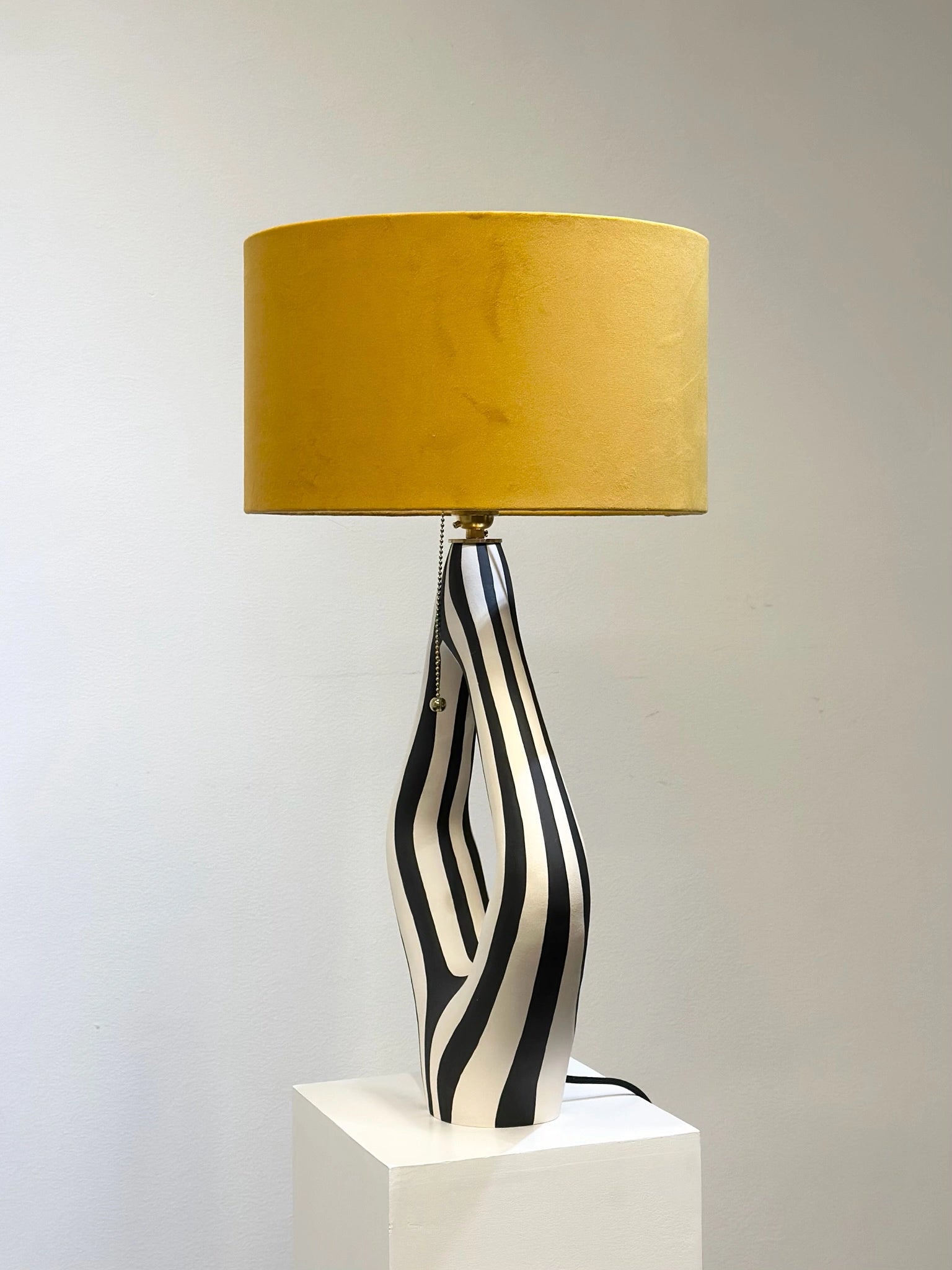 Stripete lampe med skjerm kommer i størrelsen: H:58 B:31 D:9