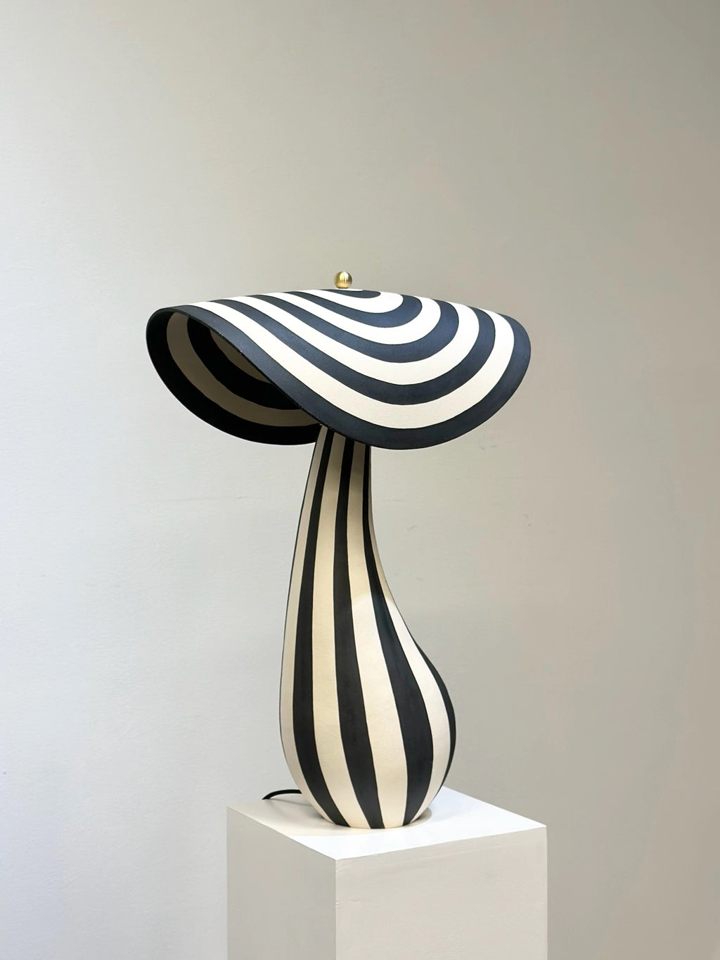 "Stripete lampe med skjerm 2" av keramiker og kunstner Johanne Birkeland. Bygget og dekorert for hånd. Det prikkete fatet finnes det kun 1 stk av.