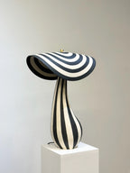 "Stripete lampe med skjerm 2" av keramiker og kunstner Johanne Birkeland. Bygget og dekorert for hånd. Det prikkete fatet finnes det kun 1 stk av.