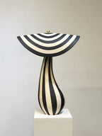 Stripete lampe med skjerm 2 er laget for hånd med hvit steingodsleire og sort glasur